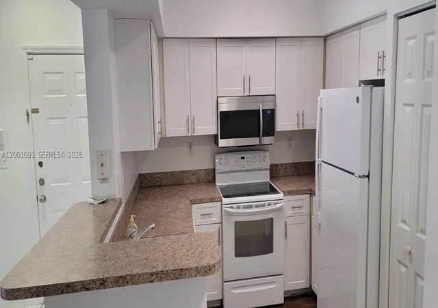 Listing Photo 5 - Condo for sale in building located at 160 Sw 117Th Ter, Pembroke Pines, FL 33025 - Unit #6103