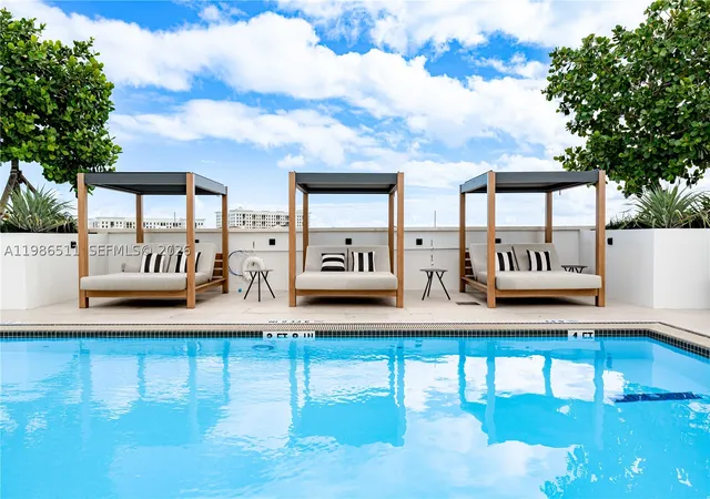 Listing Photo 4 - Condo for sale in building located at 4220 Laguna St #703, Coral Gables, FL 33146 - Unit #703