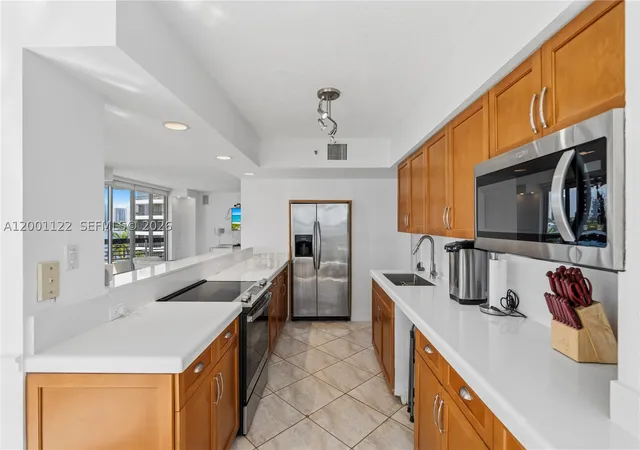 Listing Photo 1 - Condo for sale in building located at 3600 Mystic Pointe Dr, Aventura, FL 33180 - Unit #513