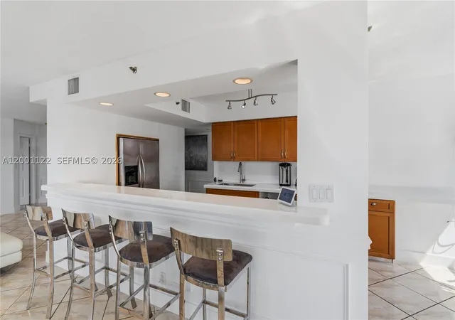 Listing Photo 2 - Condo for sale in building located at 3600 Mystic Pointe Dr, Aventura, FL 33180 - Unit #513