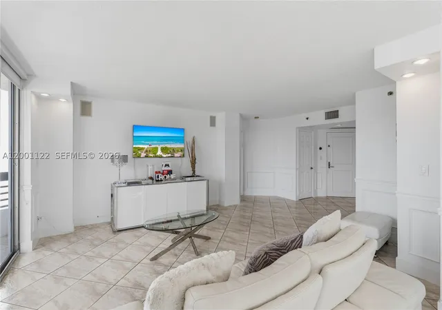 Listing Photo 3 - Condo for sale in building located at 3600 Mystic Pointe Dr, Aventura, FL 33180 - Unit #513