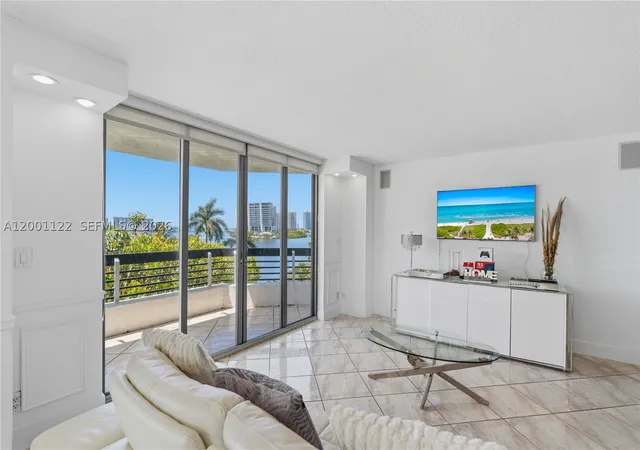 Listing Photo 4 - Condo for sale in building located at 3600 Mystic Pointe Dr, Aventura, FL 33180 - Unit #513