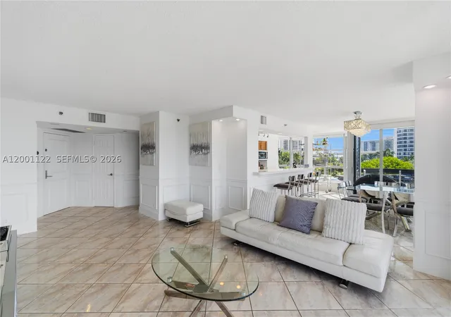 Listing Photo 5 - Condo for sale in building located at 3600 Mystic Pointe Dr, Aventura, FL 33180 - Unit #513