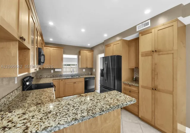 Listing Photo 4 - Condo for sale in building located at 6900 Nw 5Th St, Plantation, FL 33317 - Unit #201