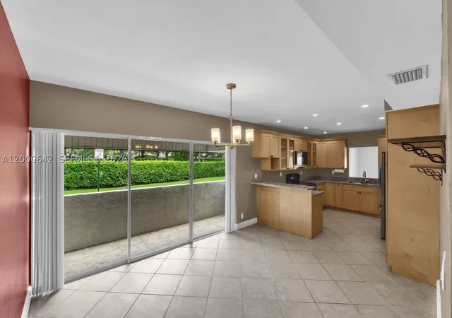 Listing Photo 5 - Condo for sale in building located at 6900 Nw 5Th St, Plantation, FL 33317 - Unit #201