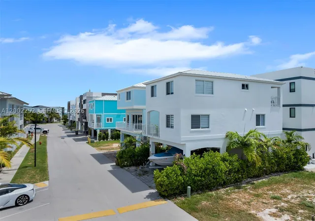 Photo 3 of Single family home for sale at 94825 Overseas Hwy 100, Key Largo, FL 33037 | MLS# A12002252 | Listing updated on 2026-09-14
