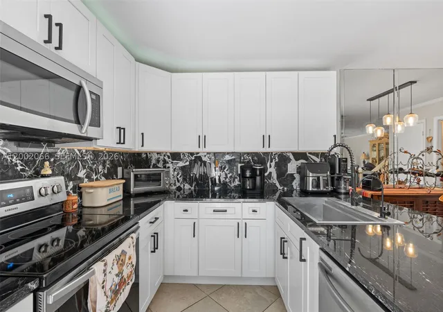 Photo 3 of Townhouse for sale at 7124 71st Way, West Palm Beach, FL 33407 | MLS# A12002066 | Listing updated on 2026-10-01