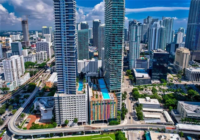 Photo 4 of Sale Pending at 1300 S Miami Ave #3111, Miami, FL 33130 | MLS# A12003061 | Listing updated on 2026-09-10