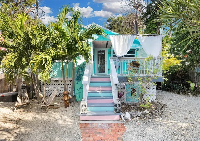Photo 1 of Single family home for sale at 14 Bonita Ave, Key Largo, FL 33037 | MLS# A12003092 | Listing updated on 2026-09-06