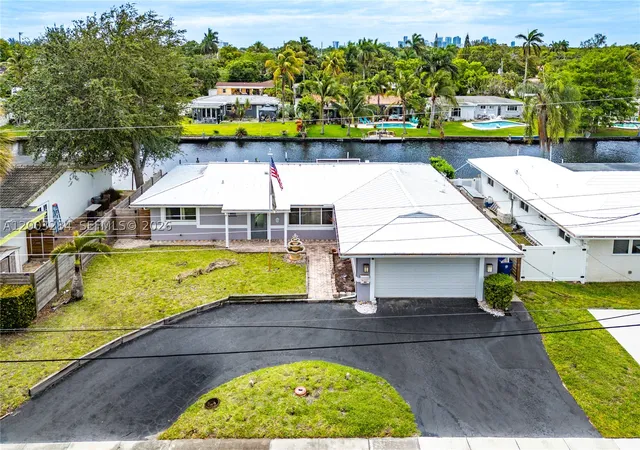 Photo 2 of Single family home for sale at 2832 Nw 10th Ave, Wilton Manors, FL 33311 | MLS# A12003284 | Listing updated on 2026-09-14