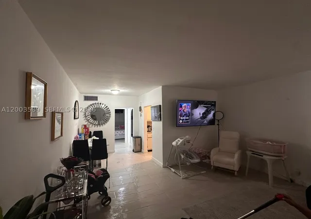 Listing Photo 5 - Condo for sale in building located at 230 Sw 11Th Ave, Hallandale Beach, FL 33009 - Unit #14