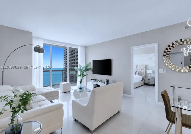 Listing Photo 2 - Condo for sale in building located at 485 Brickell Ave, Miami, FL 33131 - Unit #4501