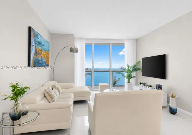 Listing Photo 3 - Condo for sale in building located at 485 Brickell Ave, Miami, FL 33131 - Unit #4501