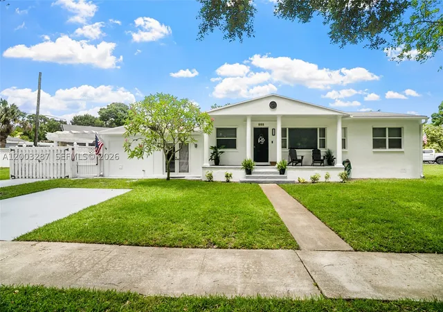 Photo 1 of Single family home for sale at 899 E Country Club Cir, Plantation, FL 33317 | MLS# A12003287 | Listing updated on 2026-08-31