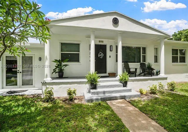 Photo 2 of Single family home for sale at 899 E Country Club Cir, Plantation, FL 33317 | MLS# A12003287 | Listing updated on 2026-08-31
