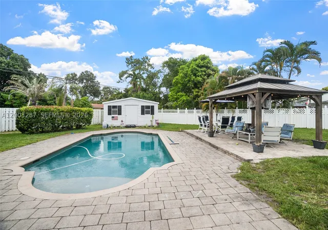 Photo 3 of Single family home for sale at 899 E Country Club Cir, Plantation, FL 33317 | MLS# A12003287 | Listing updated on 2026-08-31