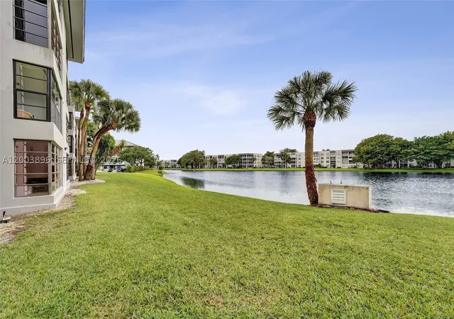 Listing Photo 4 - Condo for sale in building located at 1530 Whitehall Dr, Davie, FL 33324 - Unit #302