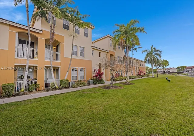 Listing Photo 5 - Condo for sale in Las Sevillas at Fontainebleau located at 10012 Nw 7Th St, Miami, FL 33172 - Unit #209