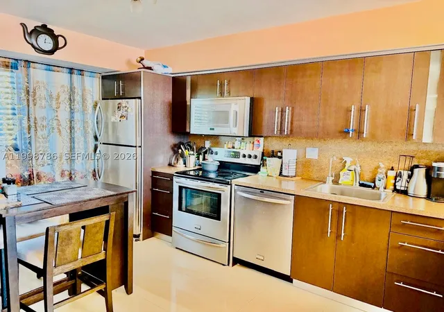 Listing Photo 3 - Condo for sale in building located at 1150 Ne 191St St, Miami, FL 33179 - Unit #38