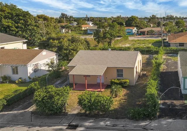 Photo 4 of Single family home for sale at 562 W 4Th St, Riviera Beach, FL 33404 | MLS# A12006493 | Listing updated on 2026-09-28