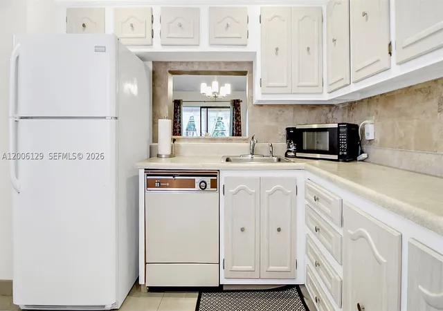 Listing Photo 3 - Condo for sale in building located at 4000 Nw 44Th Ave, Lauderdale Lakes, FL 33319 - Unit #306