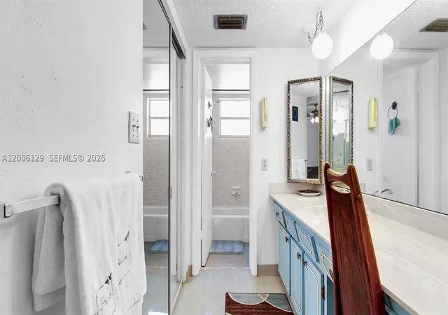 Listing Photo 4 - Condo for sale in building located at 4000 Nw 44Th Ave, Lauderdale Lakes, FL 33319 - Unit #306