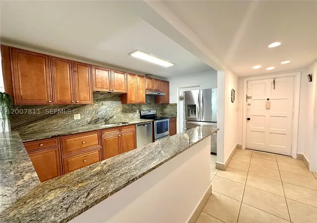 Photo 3 of Condo for sale at 1001 Hillcrest Ct #306, Hollywood, FL 33021 | MLS# A12007811 | Listing updated on 2026-09-02