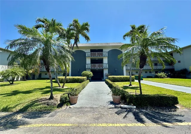Photo 4 of Condo for sale at 1001 Hillcrest Ct #306, Hollywood, FL 33021 | MLS# A12007811 | Listing updated on 2026-09-02