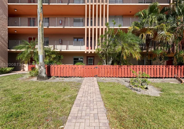 Listing Photo 2 - Condo for sale in building located at 480 Nw 76Th Ave, Margate, FL 33063 - Unit #102
