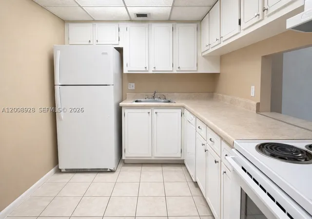 Photo 3 of Condo for sale at 470 Executive Center Dr #2D, West Palm Beach, FL 33401 | MLS# A12008928 | Listing updated on 2026-09-15