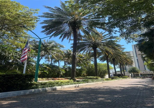 Listing Photo 3 - Condo for sale in building located at 20301 W Country Clb Dr, Miami, FL 33180 - Unit #1224