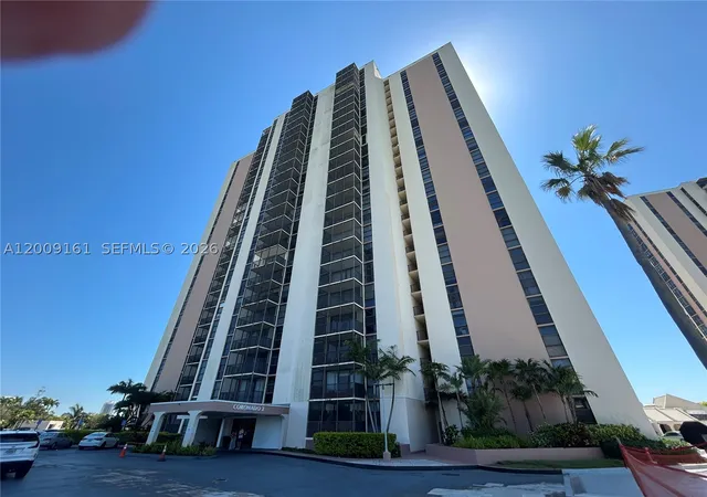 Listing Photo 4 - Condo for sale in building located at 20301 W Country Clb Dr, Miami, FL 33180 - Unit #1224