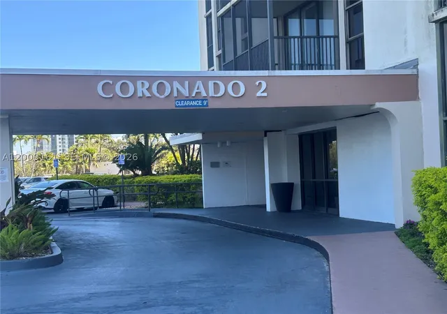 Listing Photo 5 - Condo for sale in building located at 20301 W Country Clb Dr, Miami, FL 33180 - Unit #1224