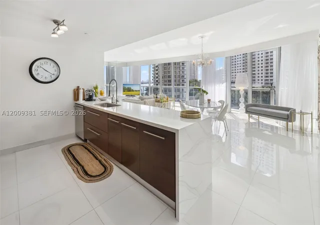 Listing Photo 3 - Condo for sale in Icon Brickell No. 1 located at 465 Brickell Ave, Miami, FL 33131 - Unit #701