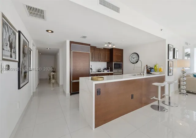Listing Photo 4 - Condo for sale in Icon Brickell No. 1 located at 465 Brickell Ave, Miami, FL 33131 - Unit #701