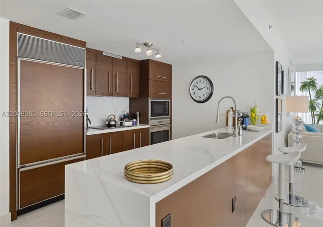 Listing Photo 5 - Condo for sale in Icon Brickell No. 1 located at 465 Brickell Ave, Miami, FL 33131 - Unit #701