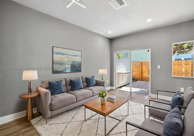 Listing Photo 5 - Condo for sale in building located at 7995 Nw 8Th St, Miami, FL 33126 - Unit #100C