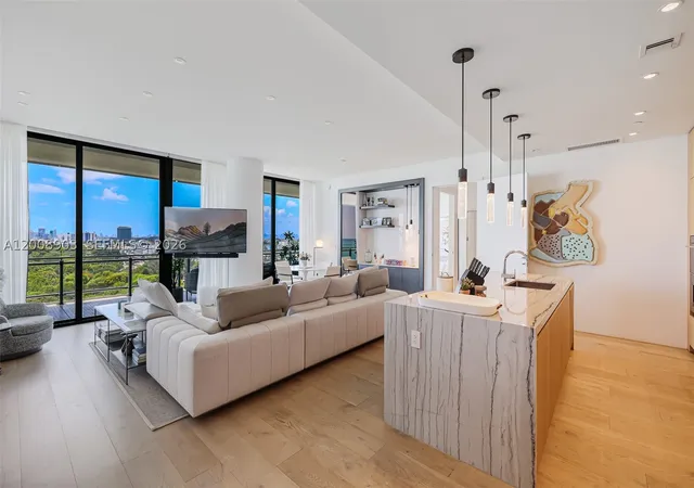 Listing Photo 5 - Condo for sale in building located at 8701 Collins Ave, Miami Beach, FL 33154 - Unit #904