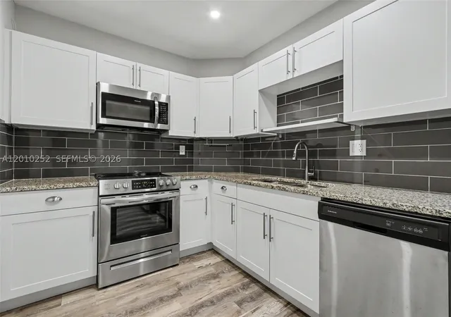 Photo 3 of Condo for sale at 500 Bayview Dr #727, Sunny Isles Beach, FL 33160 | MLS# A12010252 | Listing updated on 2026-10-03