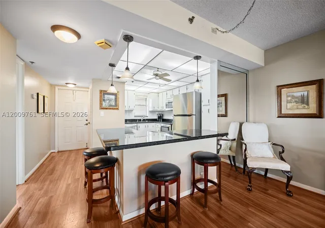 Listing Photo 4 - Condo for sale in building located at 3300 W Rolling Hls Cir, Davie, FL 33328 - Unit #510
