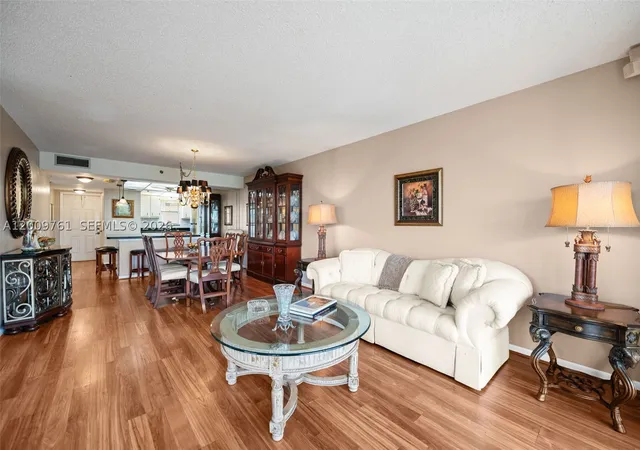 Listing Photo 5 - Condo for sale in building located at 3300 W Rolling Hls Cir, Davie, FL 33328 - Unit #510