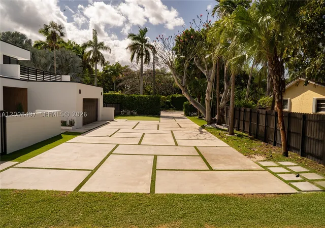 Photo 3 of Single family home for sale at 10475 Sw 72nd Ave, Pinecrest, FL 33156 | MLS# A12008497 | Listing updated on 2026-09-23