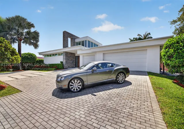 Photo 3 of Single family home for sale at 907 Diplomat Pkwy, Hallandale Beach, FL 33009 | MLS# A12010869 | Listing updated on 2026-10-05