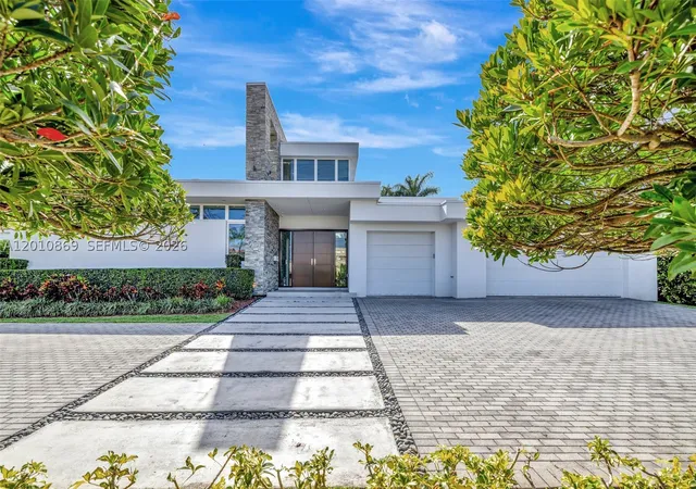 Photo 3 of Single family home for sale at 907 Diplomat Pkwy, Hallandale Beach, FL 33009 | MLS# A12010869 | Listing updated on 2026-10-05