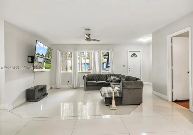 Photo 2 of Single family home for sale at 9511 Nw 8th St, Pembroke Pines, FL 33024 | MLS# A12011495 | Listing updated on 2026-08-30