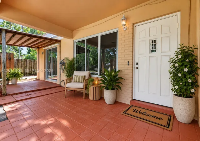 Photo 3 of House for sale at 40 Se 8Th St, Dania, FL 33004 | MLS# A12011602 | Listing updated on 2026-09-22