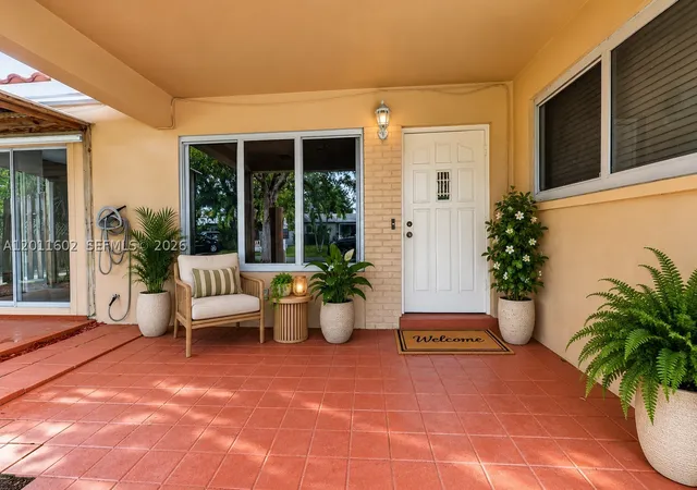Photo 4 of House for sale at 40 Se 8Th St, Dania, FL 33004 | MLS# A12011602 | Listing updated on 2026-09-22