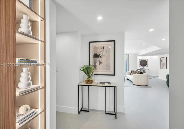 Listing Photo 3 - Condo for sale in building located at 20185 E Country Clb Dr, Miami, FL 33180 - Unit #1904