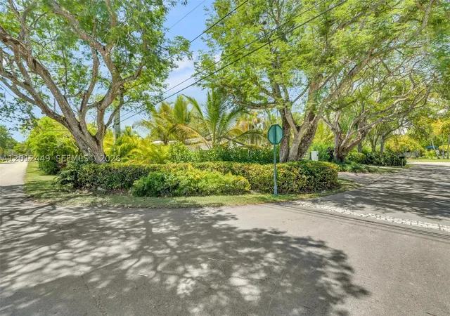 Photo 3 of Single family home for sale at 6200 Sw 118th St, Pinecrest, FL 33156 | MLS# A12012449 | Listing updated on 2026-09-19