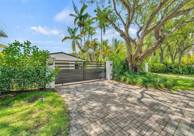 Photo 4 of Single family home for sale at 6200 Sw 118Th St, Pinecrest, FL 33156 | MLS# A12012449 | Listing updated on 2026-09-19
